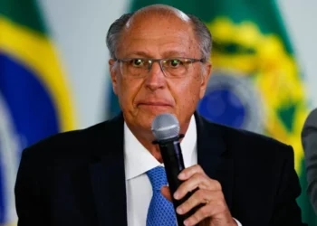 ‘Clã Bolsonaro trabalhou contra interesses do povo brasileiro’, diz Alckmin sobre tarifas de Trump