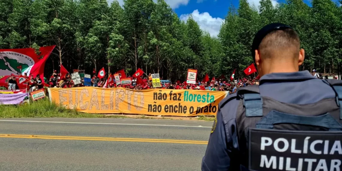 Câmara aprova urgência para projeto que permite ação da polícia sem ordem judicial em ocupações