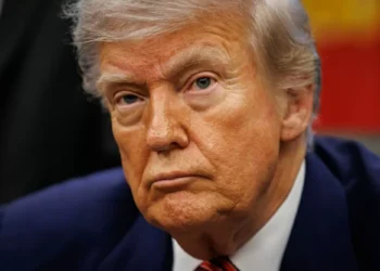 Juiz federal bloqueia ordem de Trump de eliminar cidadania por nascimento