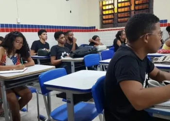 Cursinho pré-Enem oferece aulas gratuitas em Brasília Teimosa, no Recife; matrículas estão abertas
