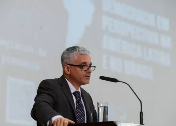 No Senado, Steven Levitsky elogia STF na defesa da democracia brasileira