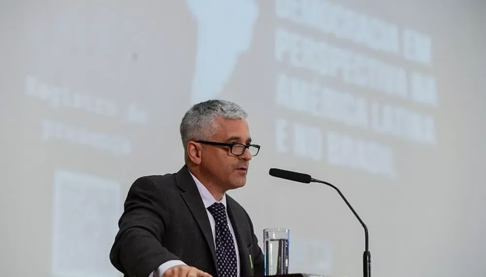 No Senado, Steven Levitsky elogia STF na defesa da democracia brasileira