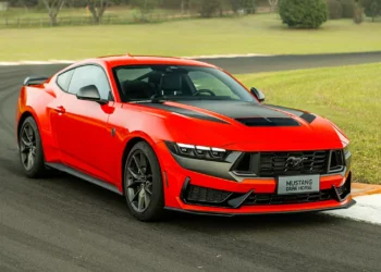 Ford Mustang Dark Horse custa R$ 649.000 e anda tanto quanto um Porsche 911
