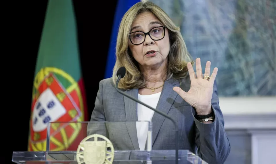 Governo aperta médicos: ou estão no SNS ou deixam de poder trabalhar à tarefa