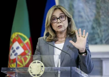 Governo aperta médicos: ou estão no SNS ou deixam de poder trabalhar à tarefa