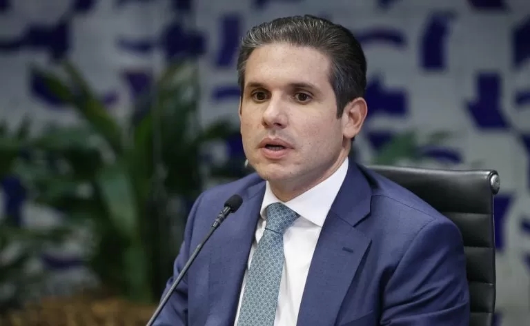 ‘Bolsonarismo na UTI’: recuo de Hugo Motta e posição entreguista isolam oposição, avalia cientista político