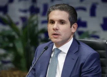 ‘Bolsonarismo na UTI’: recuo de Hugo Motta e posição entreguista isolam oposição, avalia cientista político