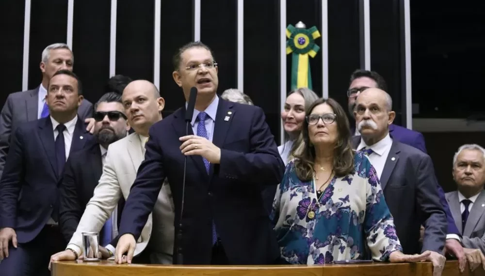 Motim e projeto para mudar foro são nova tática bolsonarista por anistia, dizem deputados