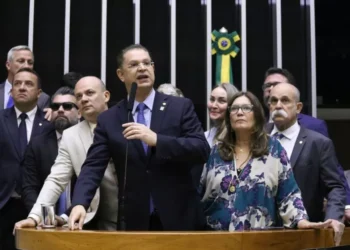 Motim e projeto para mudar foro são nova tática bolsonarista por anistia, dizem deputados