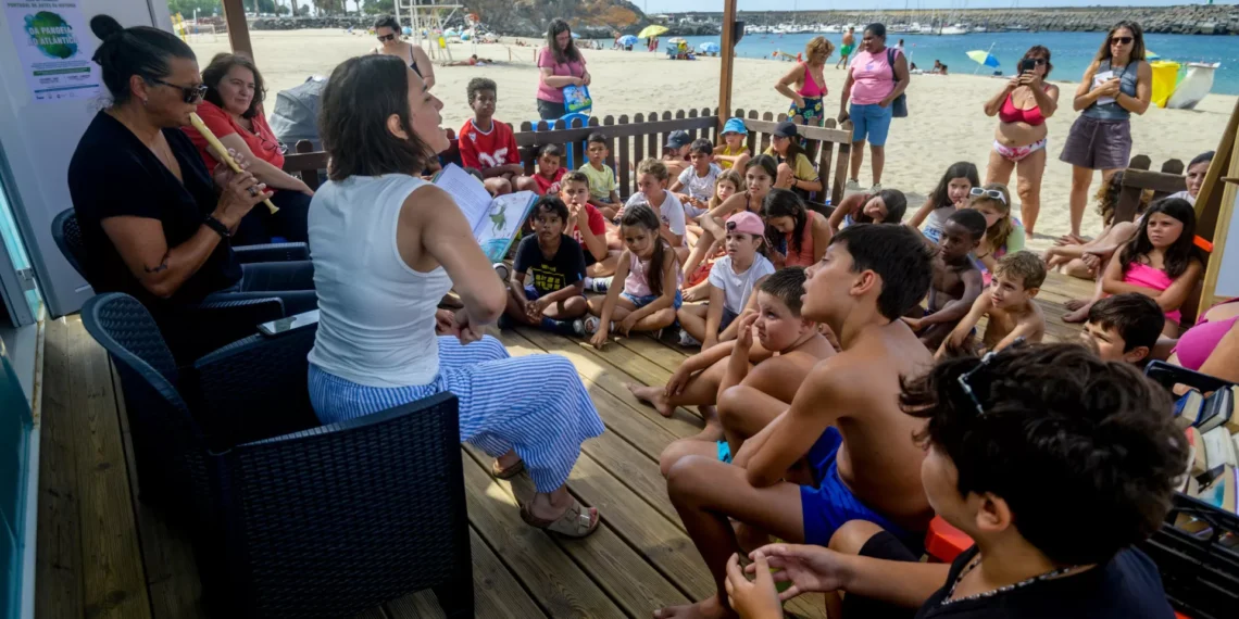Contos musicados na areia da praia de Sines encantam miúdos e graúdos