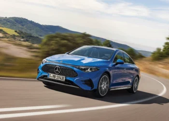 Mercedes-Benz negocia usar motores da BMW em seus próximos carros