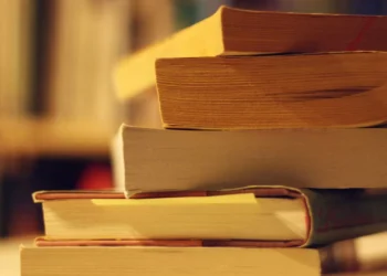 Açores, fantasia e resiliência na estreia literária de Sarah J. Mendonça