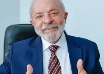 Lula se fortalece após tarifaço de Trump, e bolsonarismo cava própria cova, avalia cientista político