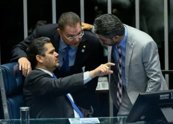 Alcolumbre vira alvo de bolsonaristas após dizer que não vai pautar impeachment de Moraes 