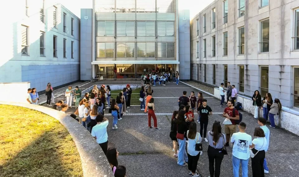 Manuais escolares gratuitos: saiba como aceder em 2025