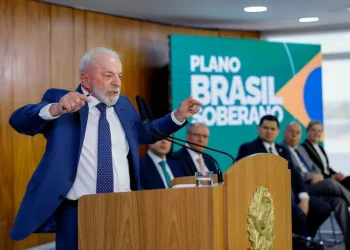 Plano Brasil Soberano deve ir além do apoio empresarial e garantir empregos, defende economista