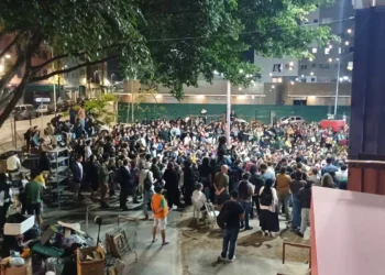 Agentes da GCM realizam reintegração de posse violenta no Teatro de Contêiner (SP) e artistas resistem