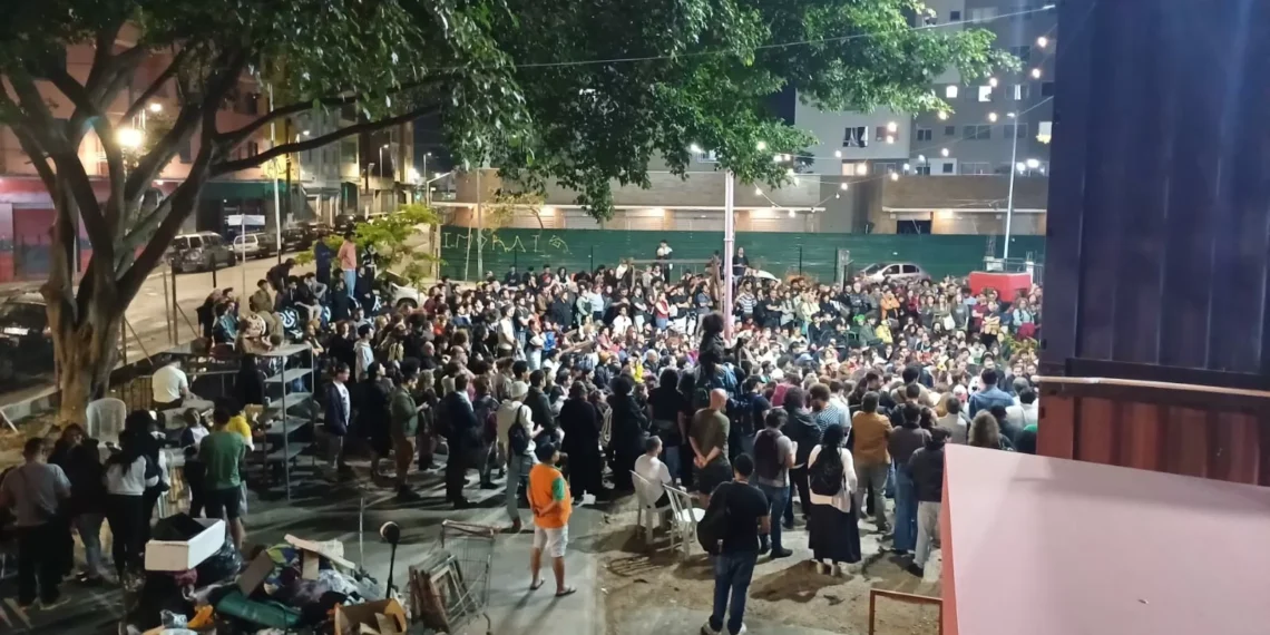 Agentes da GCM realizam reintegração de posse violenta no Teatro de Contêiner (SP) e artistas resistem