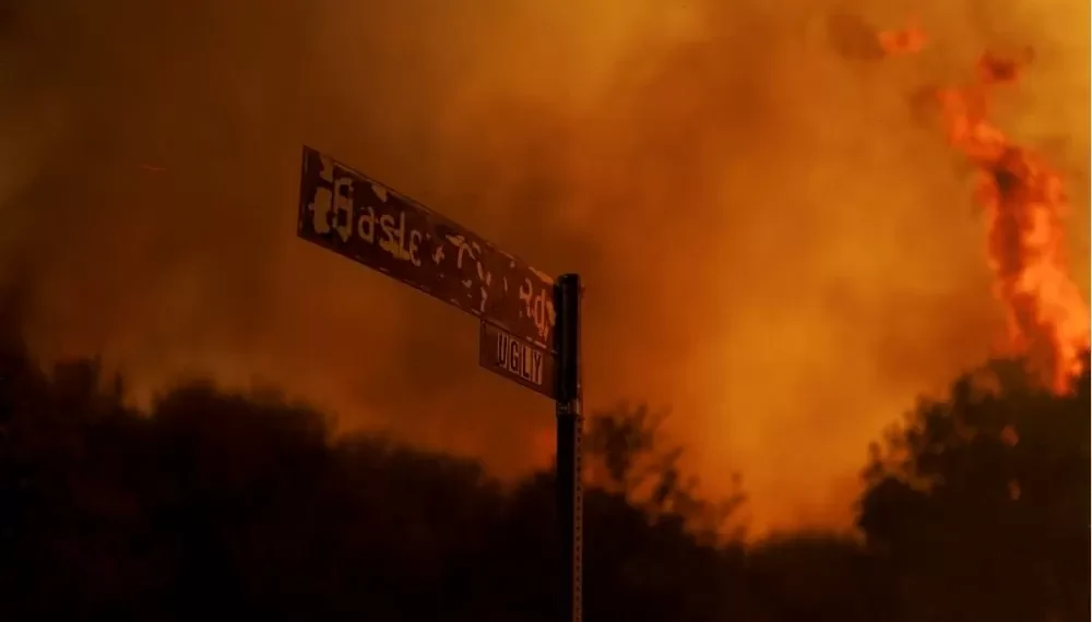 Incêndio florestal se propaga em Los Angeles e obriga condados a serem evacuados