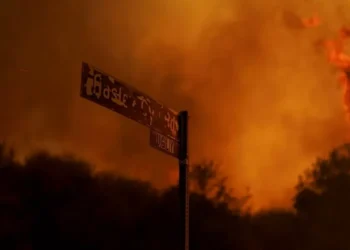 Incêndio florestal se propaga em Los Angeles e obriga condados a serem evacuados