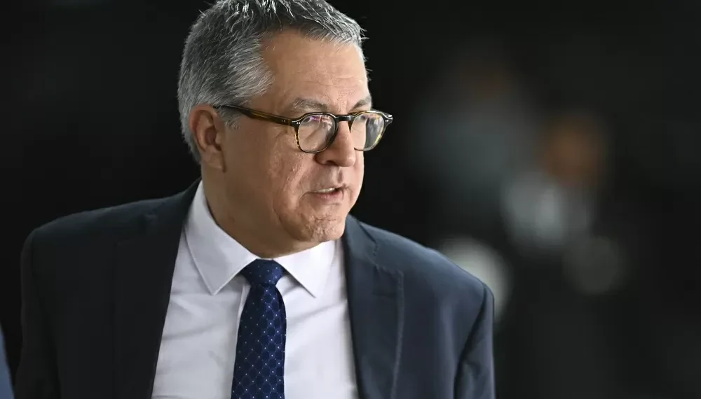 Padilha diz ser ‘ato covarde’ cancelamento de vistos da filha e esposa