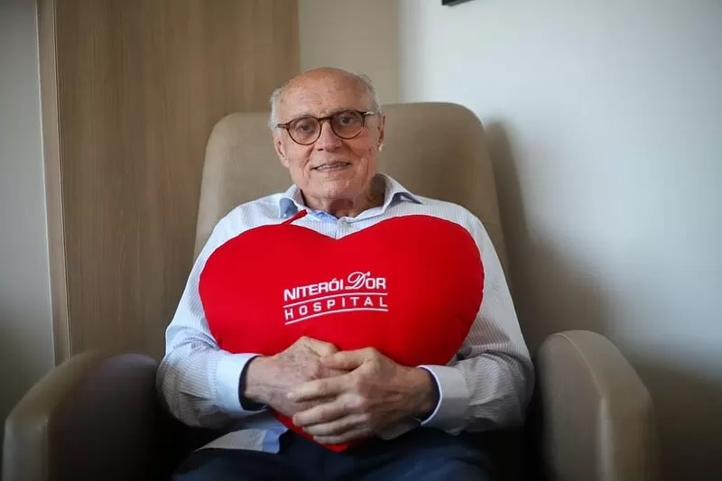 Suplicy tem alta após colocação de marcapasso em hospital no RJ
