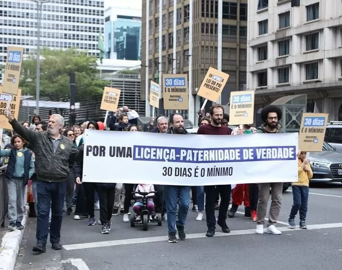 Manifestações em quatro cidades pedem ampliação da licença-paternidade