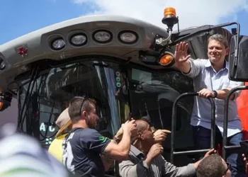 Tarcísio tenta aprovar PL que entrega terras públicas a latifundiários com até 90% de desconto