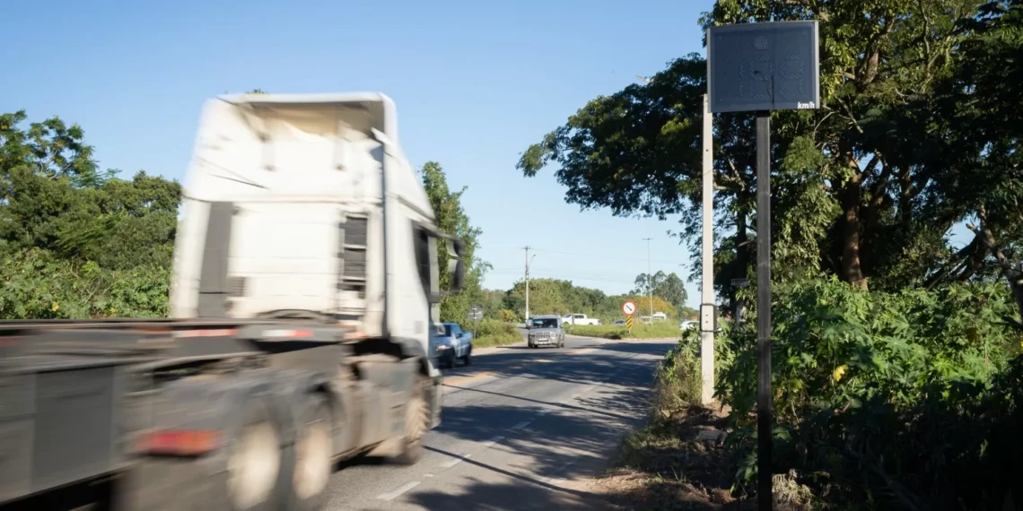 Justiça Federal ordena religar 4.000 radares desativados em estradas federais