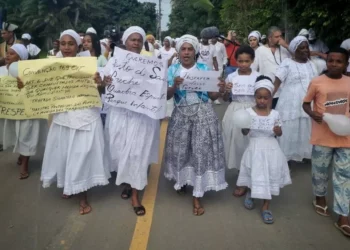 Em Itaparica (BA), comunidade protesta contra ameaça a um dos terreiros mais antigos do país