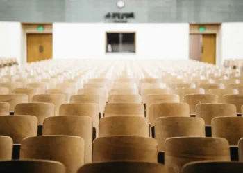 Valor real das bolsas no Superior caiu na última década e só chega para 20% das despesas