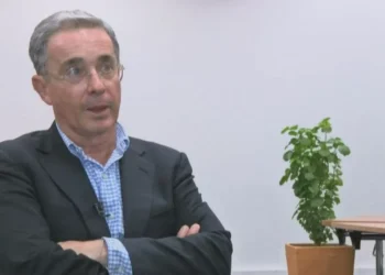 Justiça da Colômbia anula condenação de ex-presidente Álvaro Uribe em caso de suborno de testemunhas