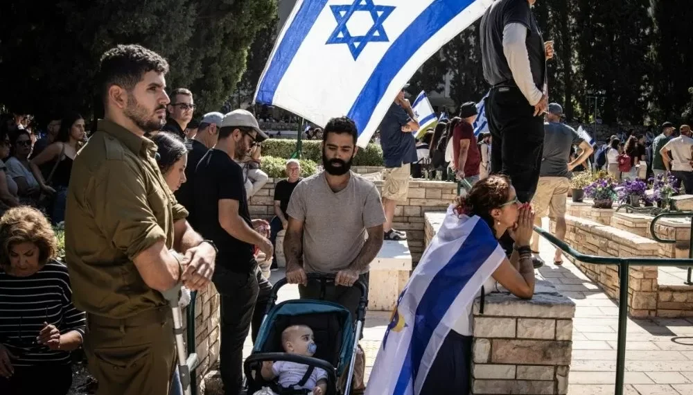 Família de soldado israelense sepulta corpo devolvido pelo Hamas após dois anos de incerteza