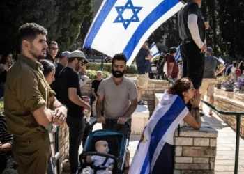 Família de soldado israelense sepulta corpo devolvido pelo Hamas após dois anos de incerteza