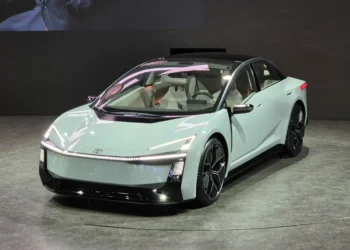 Novo Toyota Corolla 2027 evolui com design radical e terá versão elétrica