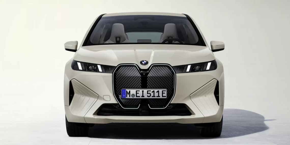 Chineses adoram as grades enormes da BMW, que não vai se render às críticas