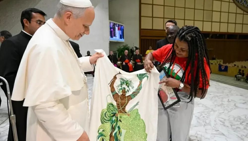 Papa Leão XIV recebe MST no Vaticano e diz que ‘terra, teto e trabalho são direitos sagrados’