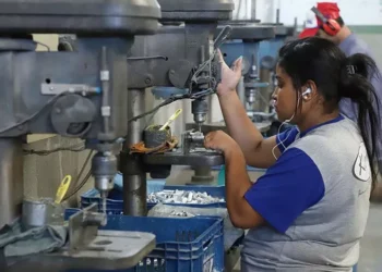 Indústria cresce 0,8% em agosto