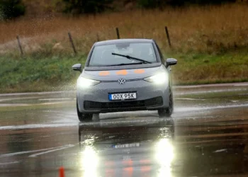 Motoristas suecos passam por treinos até de derrapagem a cada cinco anos
