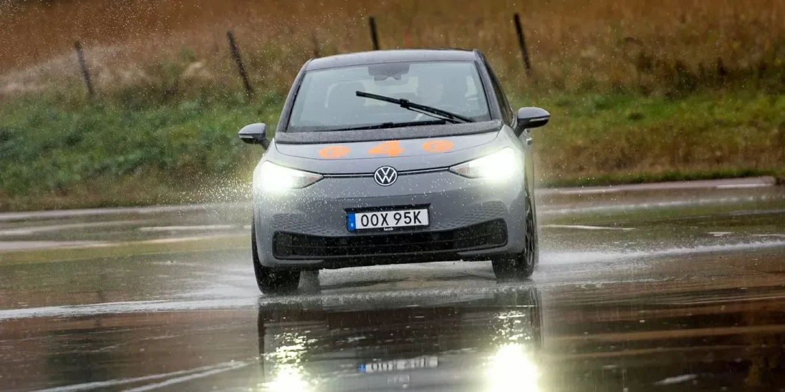 Motoristas suecos passam por treinos até de derrapagem a cada cinco anos