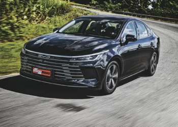 BYD King e Song Pro ficam até R$ 57.000 mais baratos para taxistas e PCD
