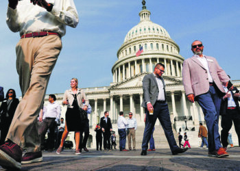EUA: Confiança dos consumidores cai a pique em novembro para mínimos de sete meses