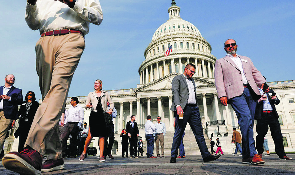 EUA: Confiança dos consumidores cai a pique em novembro para mínimos de sete meses