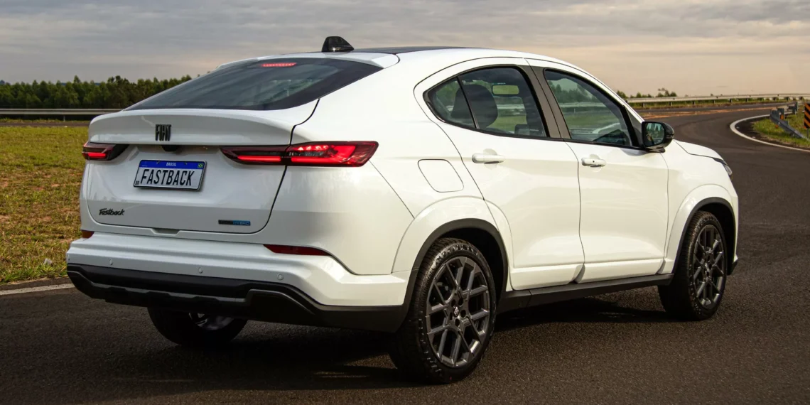 Fiat Fastback híbrido é oferecido com R$ 25 mil de desconto