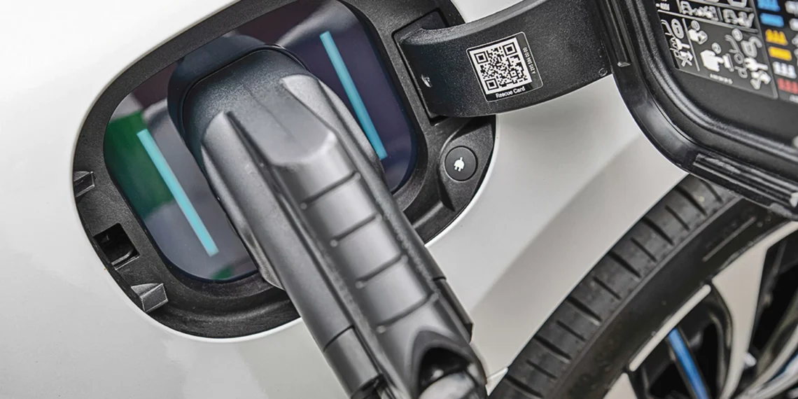 Veículos híbridos plug-in emitem quase 5x mais poluentes do que o declarado