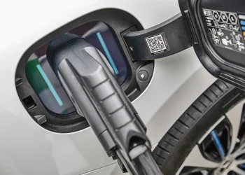 Veículos híbridos plug-in emitem quase 5x mais poluentes do que o declarado