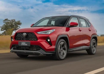 Toyota Yaris Cross híbrido flex faz até 18 km/l, mas só tem 111 cv e beira R$ 190.000