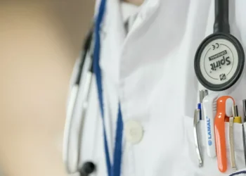 Detida médica por fraude ao SNS. Prejuízo ao Estado pode ter atingido os três milhões de euros