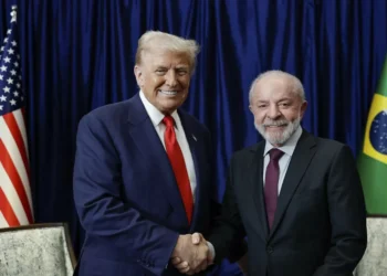 Trump cita Lula, recua e zera tarifas sobre carne, café, açaí e outros produtos brasileiros