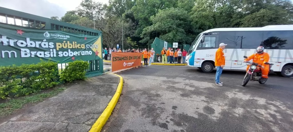 Petroleiros gaúchos suspendem greve após aprovação de contraproposta da Petrobras
